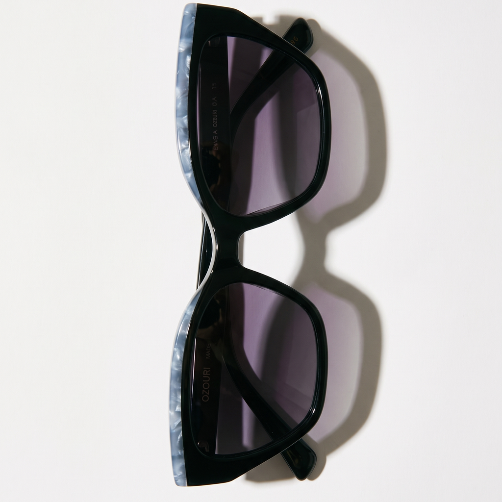 Lunettes de soleil cat-eye noires OZOURI Rif Marbre avec branches effet marbre bleu-gris